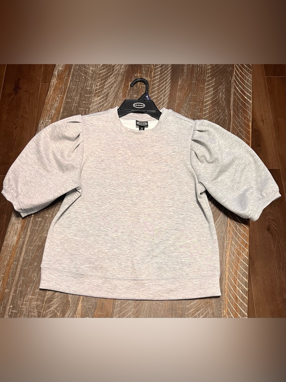 Scoop Women’s Scubaknit Pleated Sleeve Gray Top Sz XS. Brand New without tags.